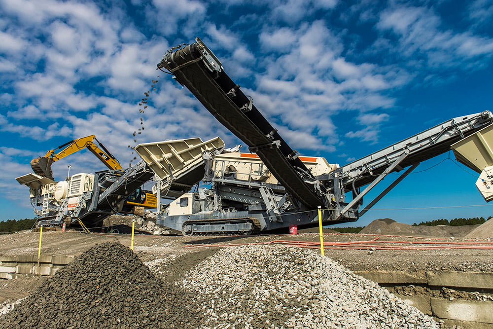 Metso mobile jaw crusher and scalping screen working on-site