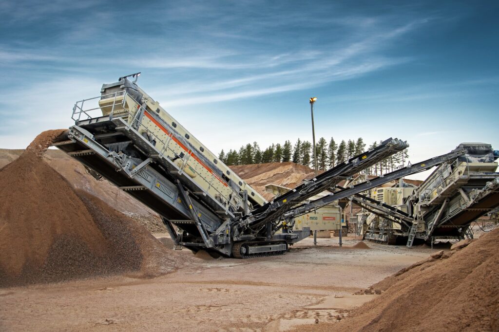 The Lokotrack ST4.10 mobile screen has an extensive 5’ x 20’ 9 m² screening area and is especially designed for large-scale aggregate screening.