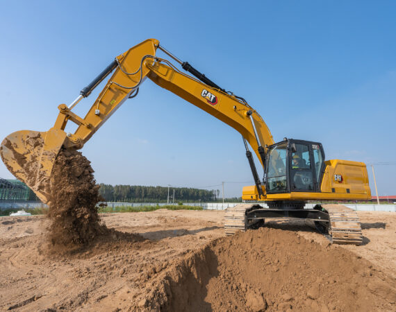 In addition to its 15% more digging force, the 333 excavator boasts wide track gauge and reinforced structures for increased stability and durability.