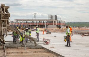 As activity reaches its height, there are about 1 160 people on site with over 570 labourers from the local area around Beitbridge and almost 350 skilled Zimbabweans employed.