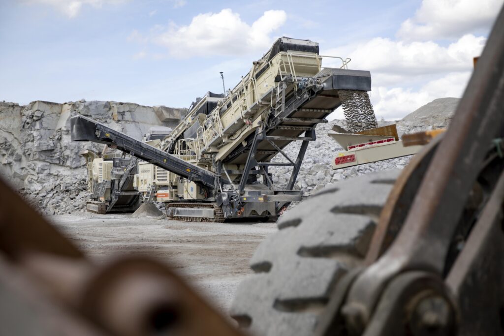 The Lokotrack LT330D is equipped with the versatile and reliable Nordberg GP330 cone crushing unit, which is suitable for even the most difficult aggregates production.