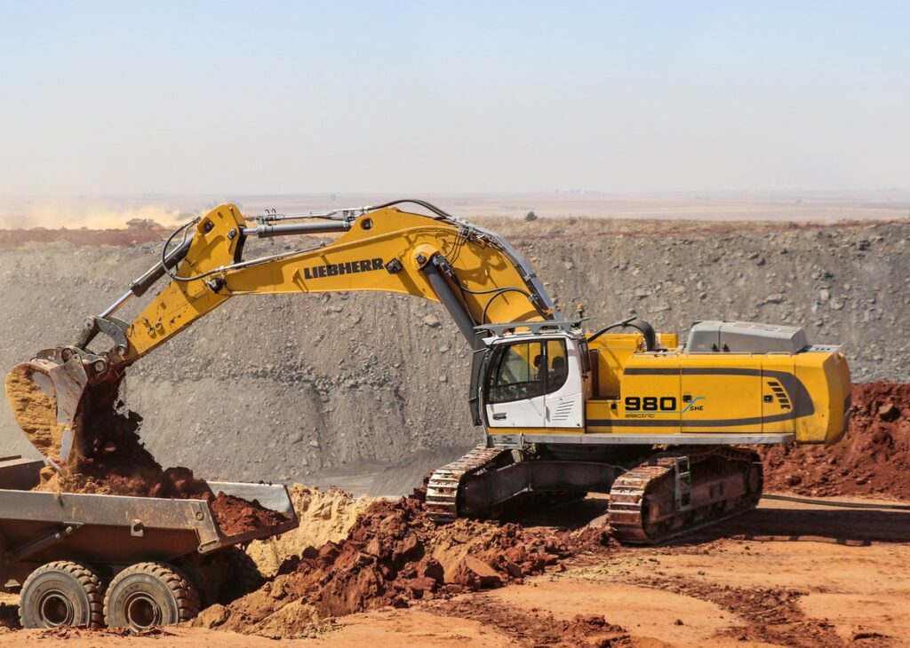 The R 980 SME-E is one of the two electric crawler excavators recently added to the Liebherr construction portfolio.