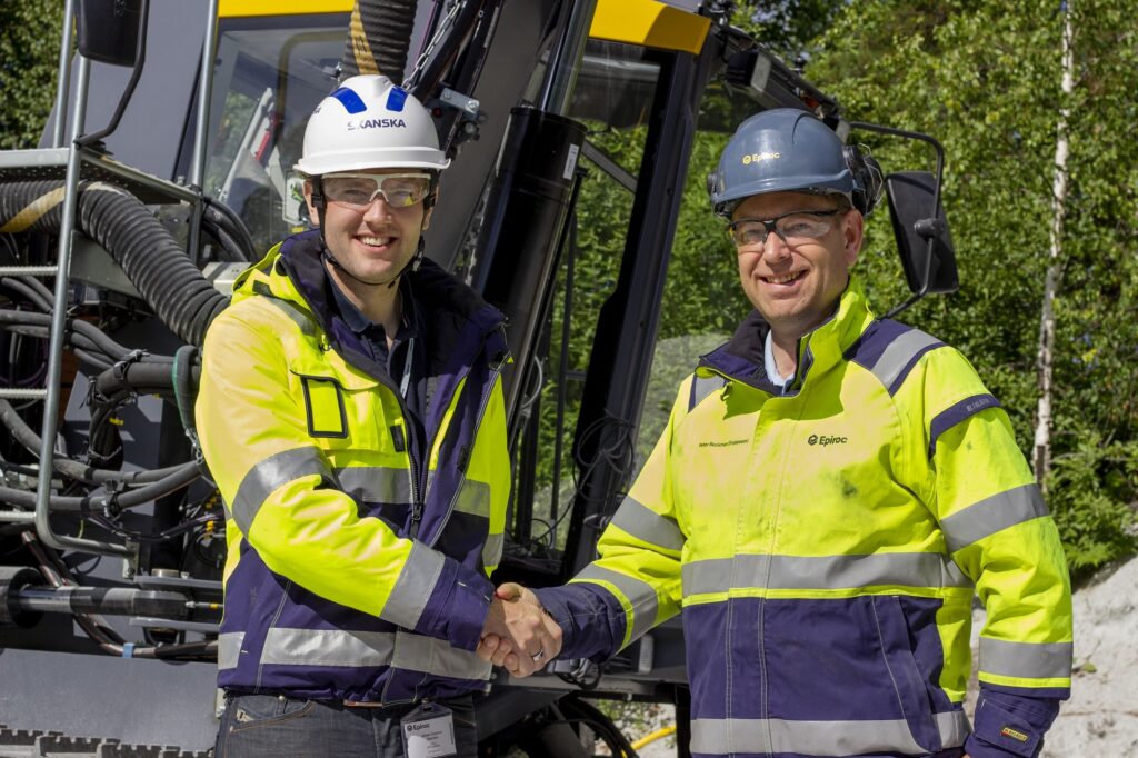 Sealing the agreement: Johan Eliasson (Skanska Industrial Solutions AB) (left) and Peter Beckman (Epiroc Customer Centre Sweden).