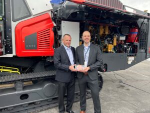 Steve Ferguson, senior vice president of Caterpillar Industrial Power Systems, presents a plaque celebrating the 10 000th engine milestone to Petri Virrankoski, president of the Surface Drilling Division of Sandvik Mining and Rock Solutions.