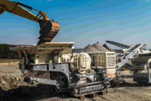 The Lokotrack LT106 jaw crushing unit is especially designed for crushing hard rock types such as granite, basalt and gneiss.