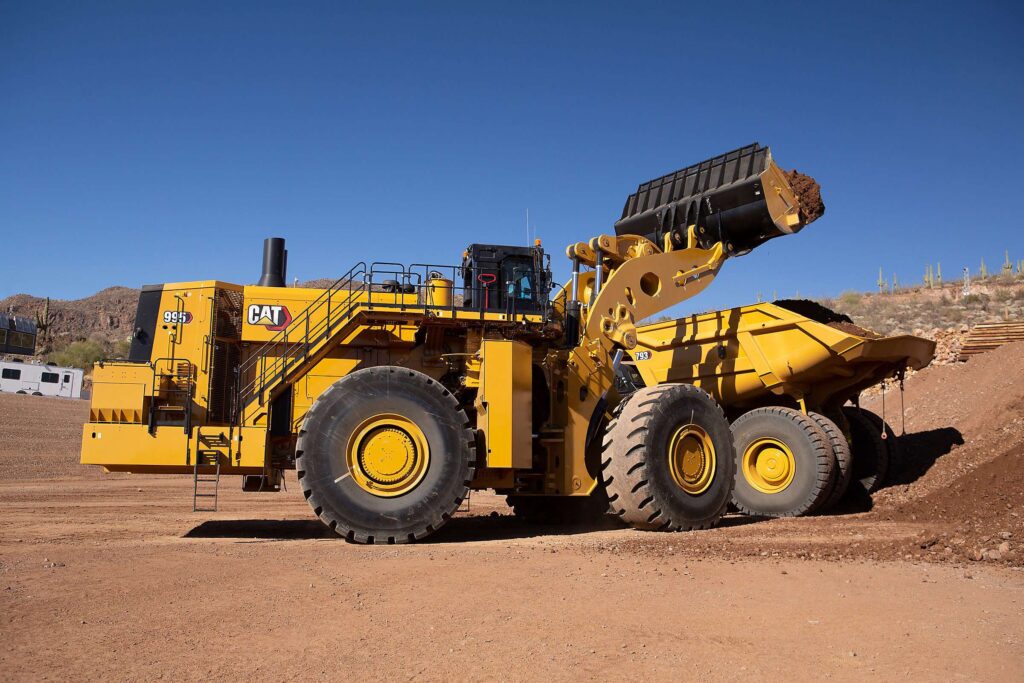 Built to the same size as the 994K but offering a higher rated payload, the new 995 enables a one-pass reduction when loading Cat 785, 789 and 793 mining trucks.
