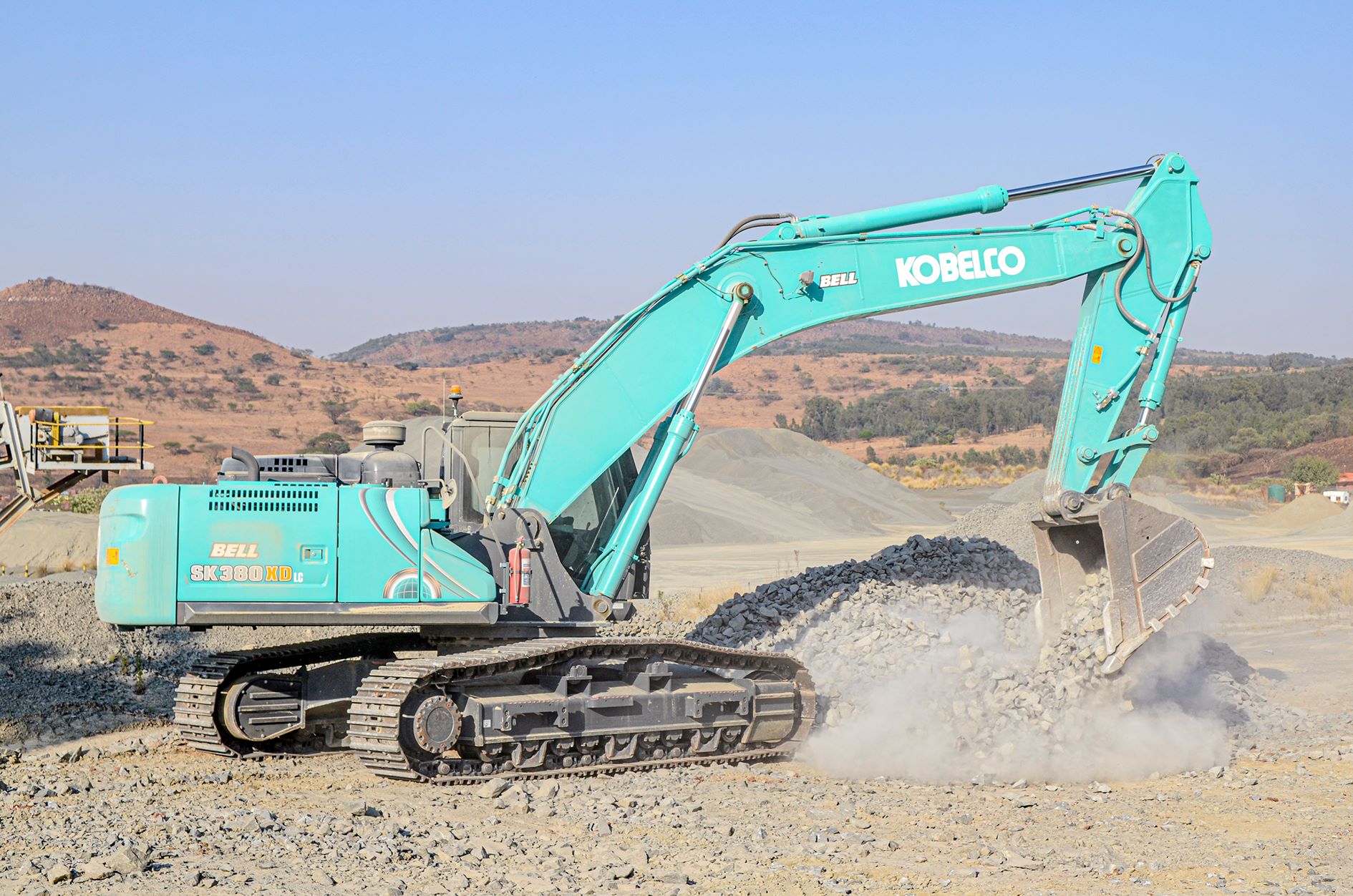 AML Aggregates’ Kobelco SK380XDLC-10 excavator has been bought with a three-year/6 000 hour extended warranty on the hydraulics, wet drivetrain and engine.