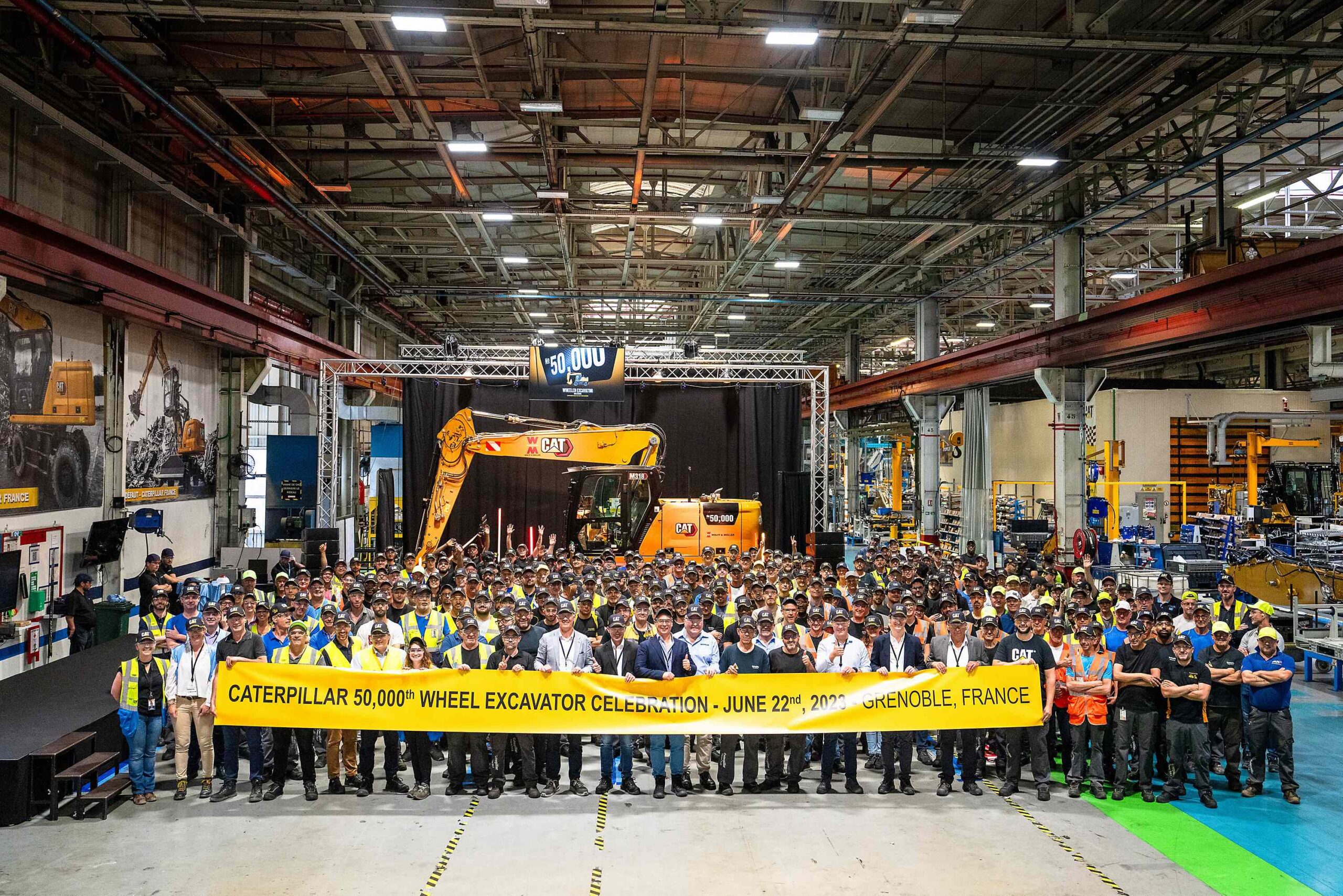 Caterpillar celebrates production of the 50 000th Cat wheel excavator