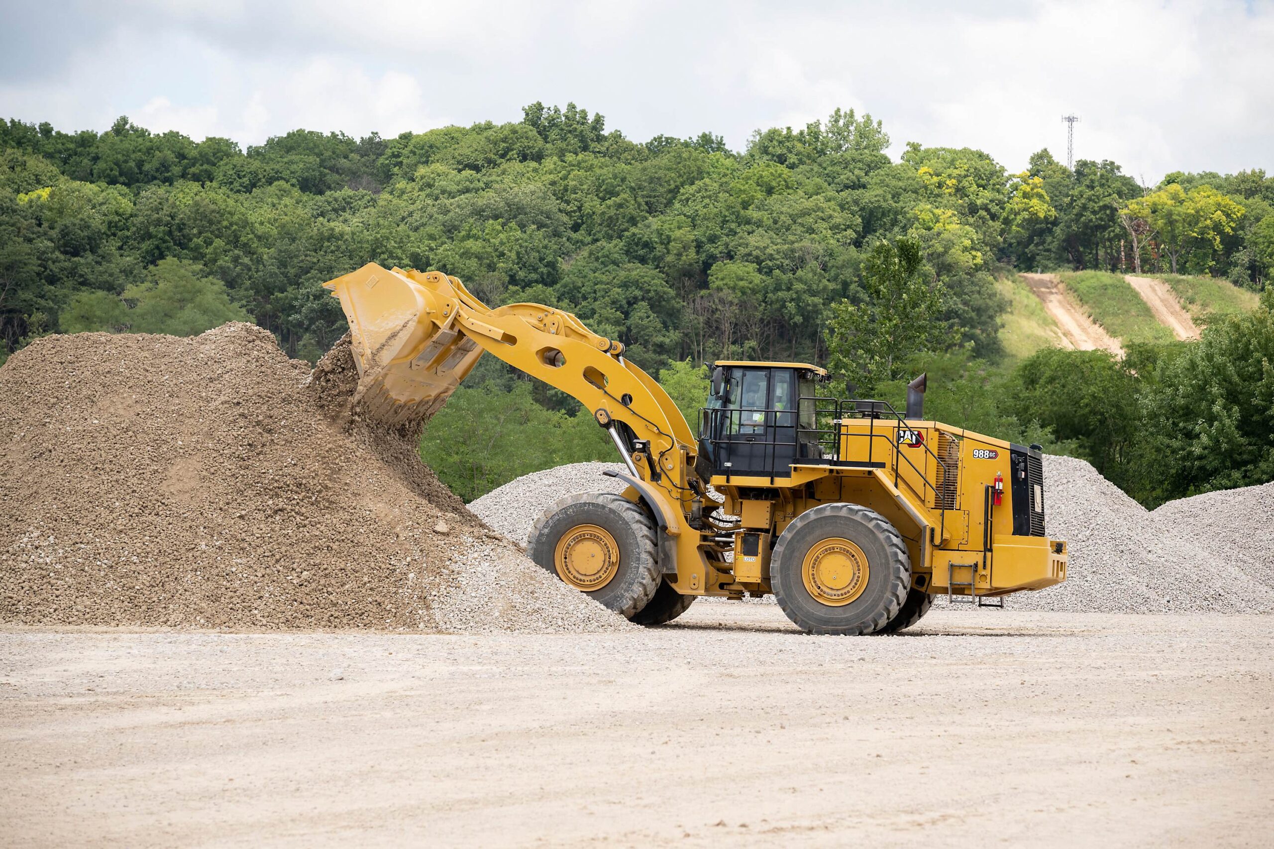 Simple integrated technologies help to increase the 988 GC’s productivity and efficiency.