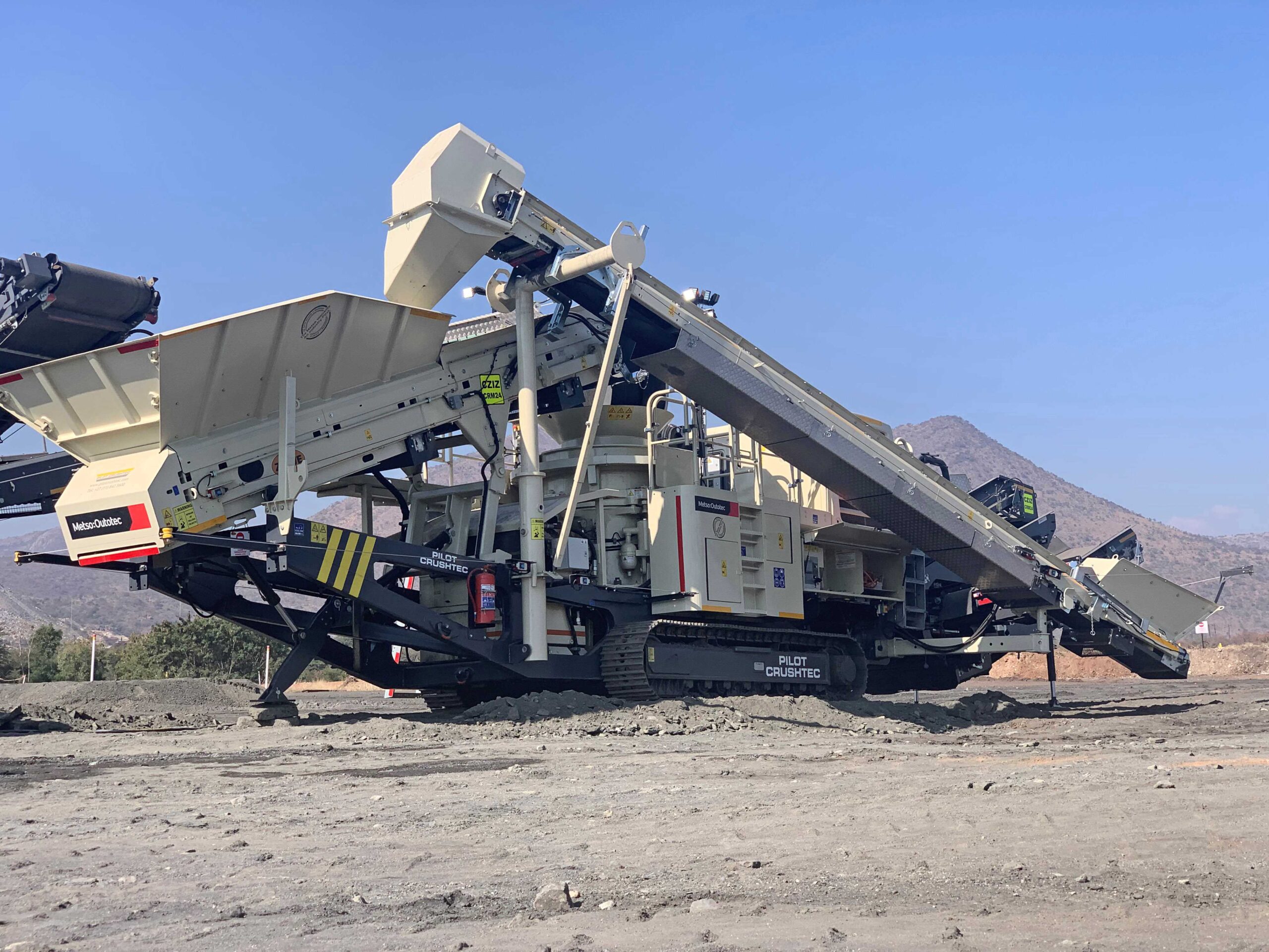 The Lokotrack LT200HPS mobile cone crusher is designed especially for secondary and tertiary crushing. It is equipped with return conveyor and either single or double-deck screen.