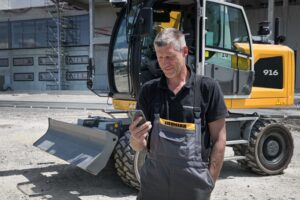 The new MyAssistant for Earthmoving app digitally provides all relevant information on machine operation and maintenance for Liebherr earthmoving and material handling machines.