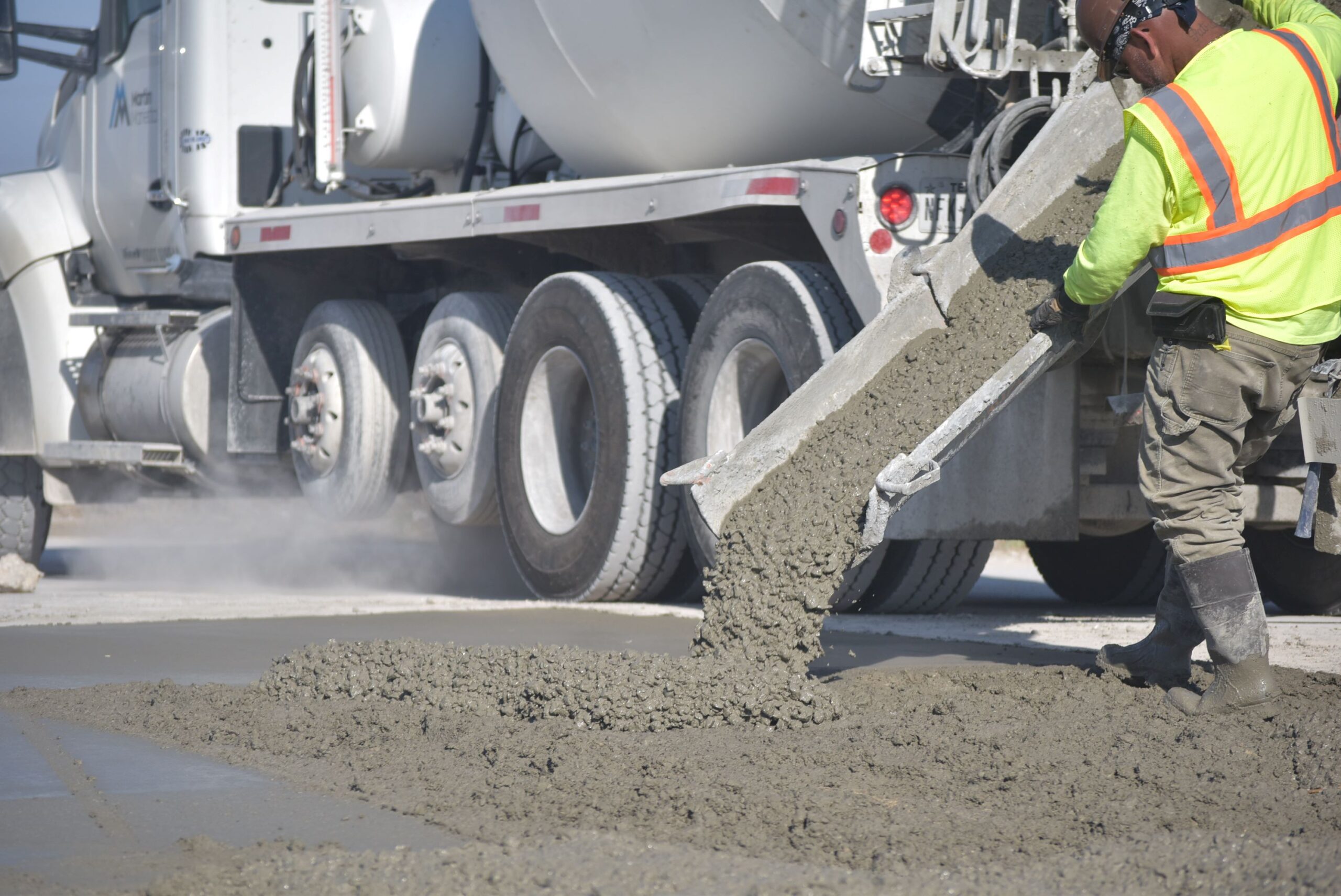 A 30 to 40 minute workability is achieved by applying the accelerator upon readymix arrival.