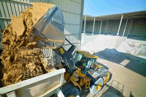 The L120H Electric is a 20-tonne wheel loader that uses the market-recognised conventional machine as its base.