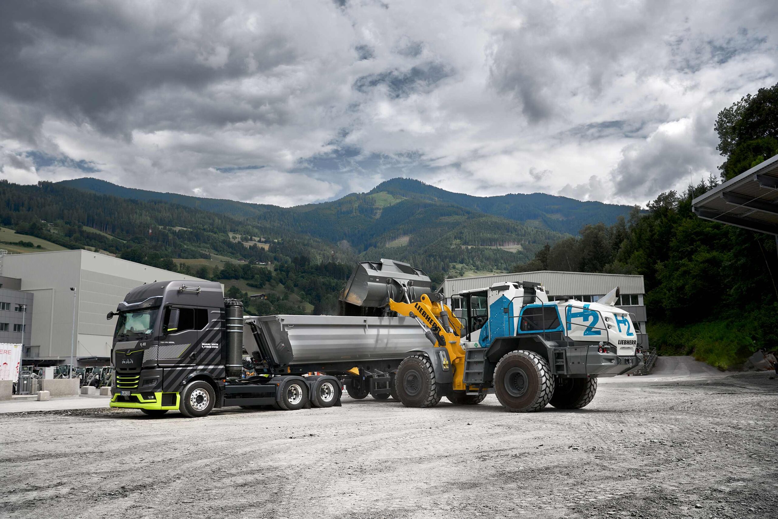 The Liebherr plant in Bischofshofen presented the first large wheel loader with a hydrogen engine.