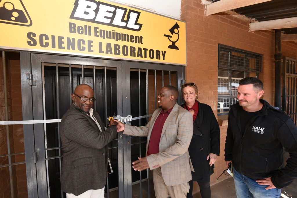 Bell Equipment’s Bruce Ndlela and Forte Secondary’s Headmaster Mokgosi Mudavhi cut the ribbon while the SAME Foundation’s Dianne Pols (founding member) and Tyrone Pols look on.