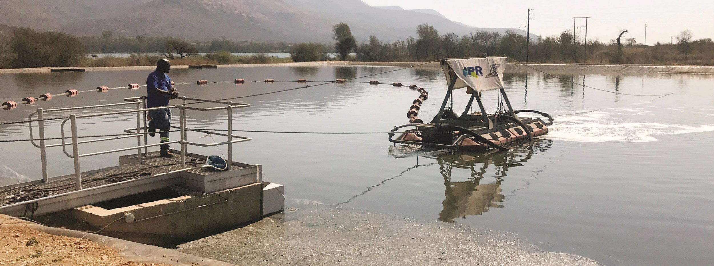 The SlurrySucker can be remotely operated, keeping personnel at a safe distance from the water’s edge.