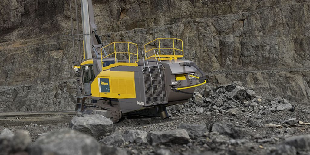 The SmartROC D65 BE demonstrator is equipped with a battery which drives the tramming motors and an electric cable to hook it up to provide power for drilling.