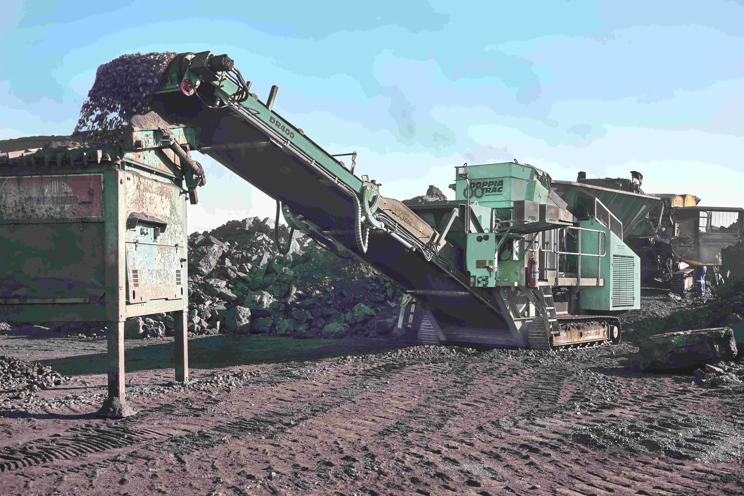 The DoppiaTrac DR400 has a tailored double-roll crushing action, designed to minimise fines.