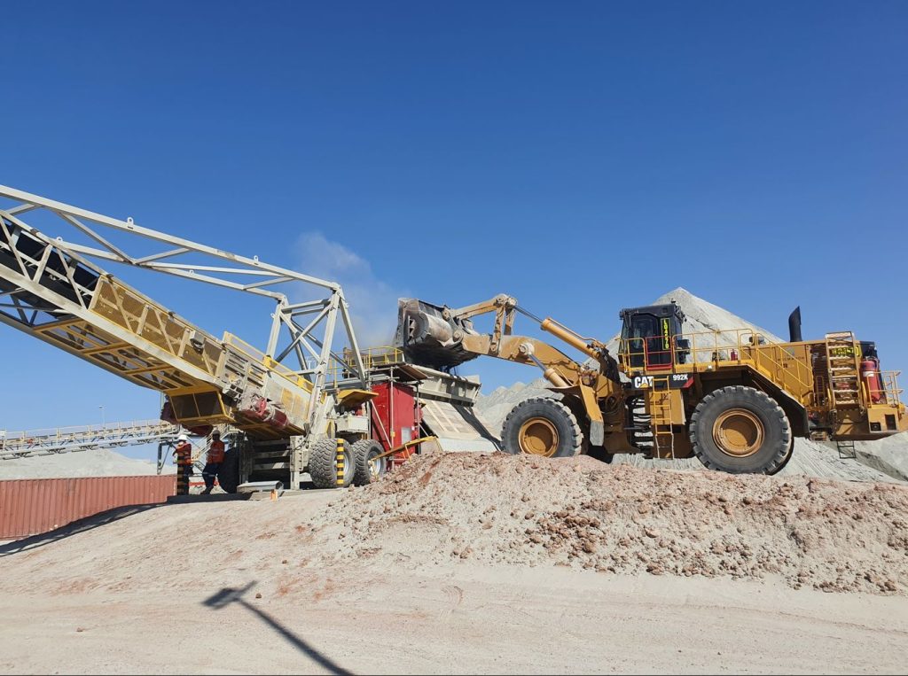 HF 18 T feeding bargeloading system at 1500tph – Komatsu 800 – iron ore Africa.