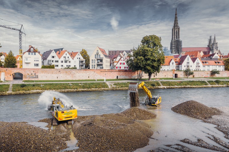 The two Liebherr excavators are moving 80 000 tonnes of gravel from the Danube, thus making a fundamental contribution to flood prevention and playing an important part of the circular economy.