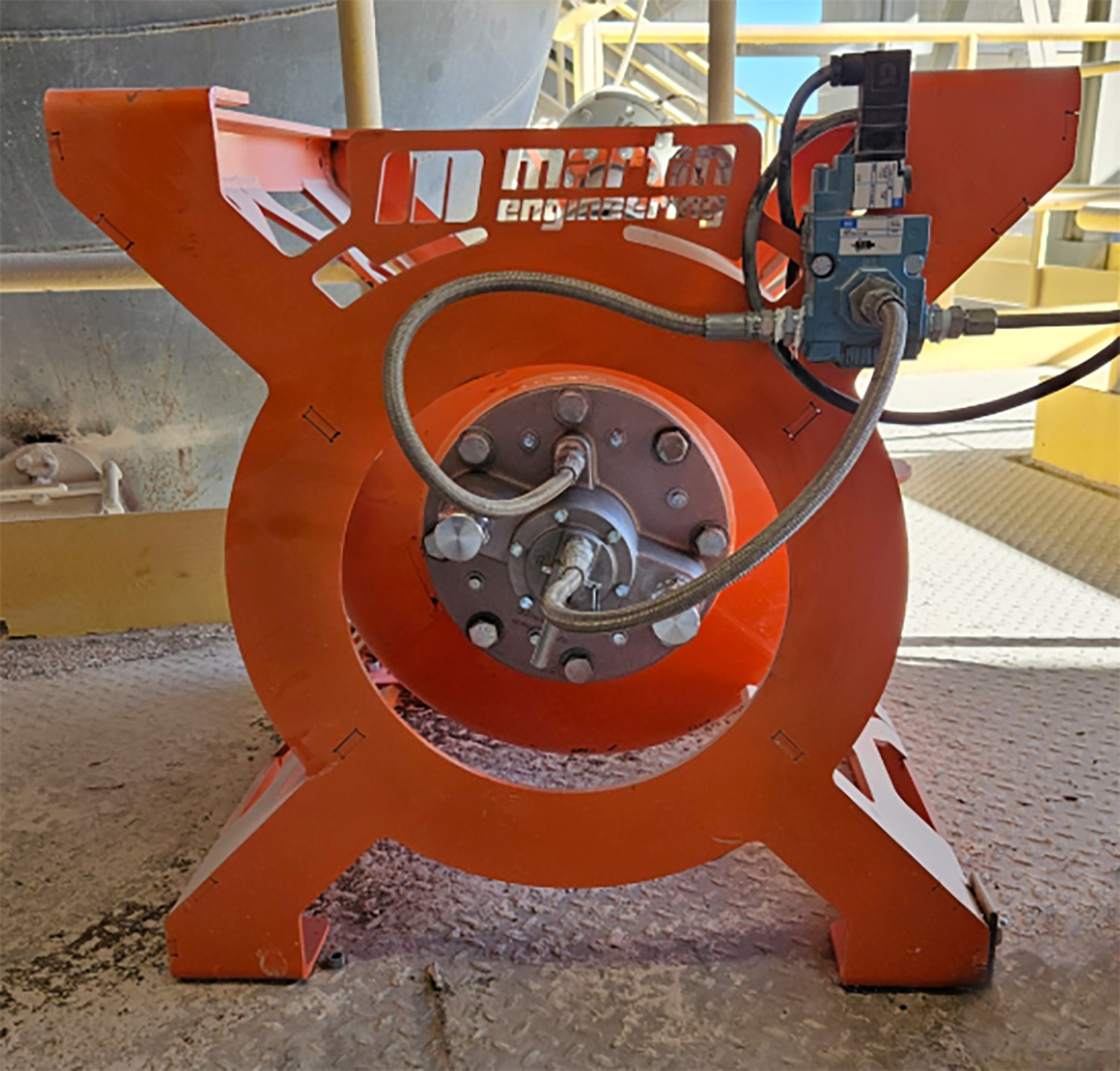 Martin X-Stand organises air cannons and protects maintenance staff.