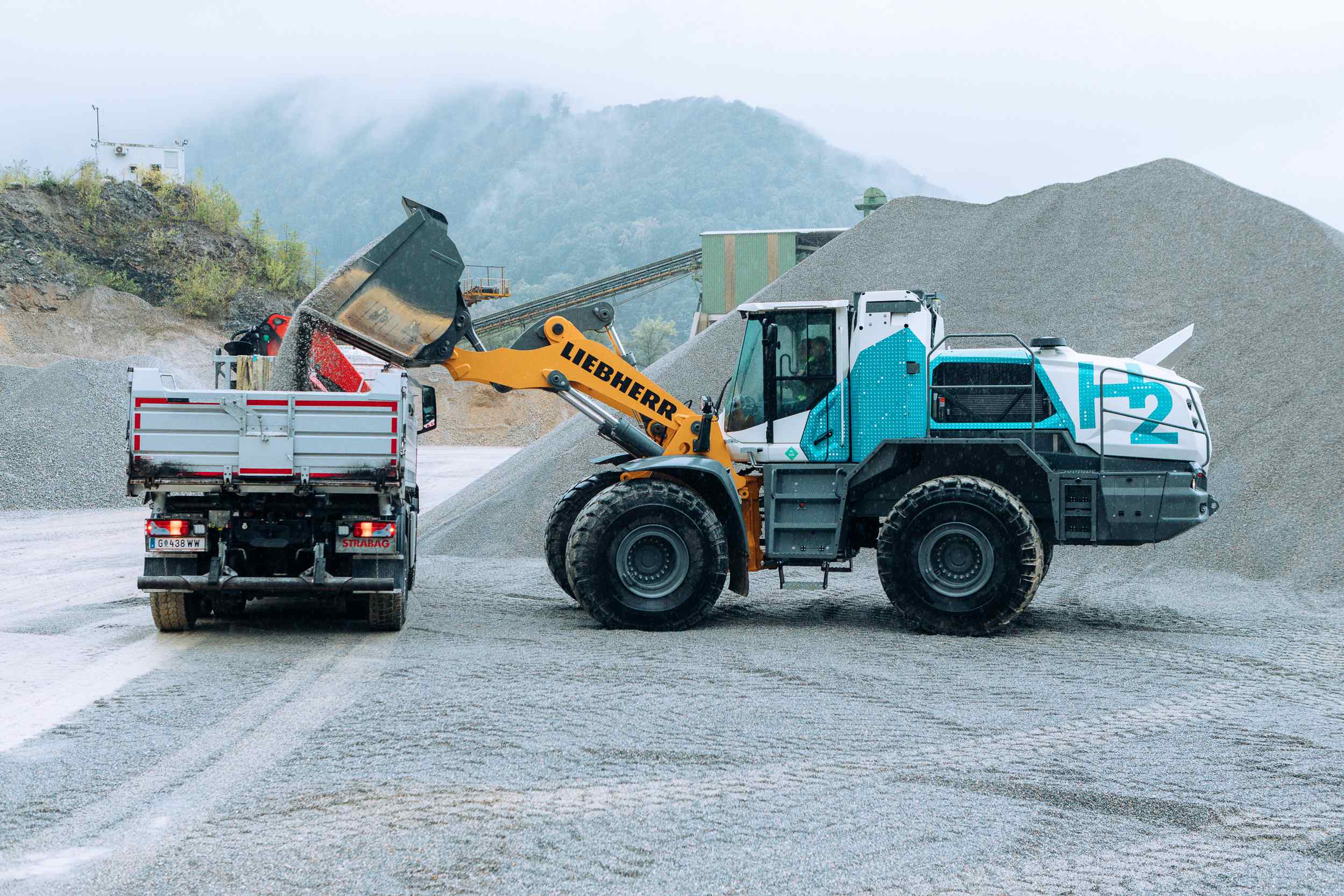Liebherr developed the prototype of the L 566 H, the world’s first large wheel loader to run on a hydrogen engine. This is being put to the test by STRABAG in a two-year trial operation in the Kanzelsteinbruch quarry (Austria).