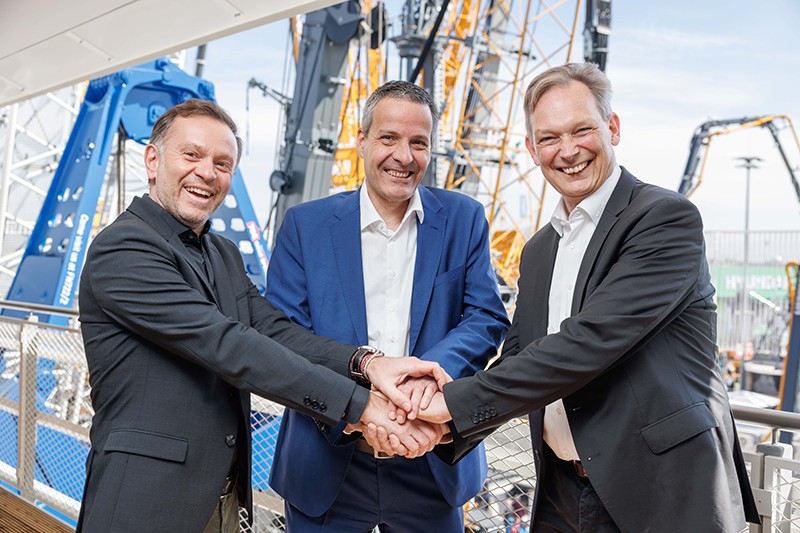 Claus von Reibnitz, Head of Control Systems & Connectivity at Liebherr (right); Pascal Rey, CEO of Reycom (centre), and Eric Mazzoleni, vice-president, Industrial and Embedded IoT Sales – Europe at Qualcomm Germany GmbH (left), seal the partnership at bauma.