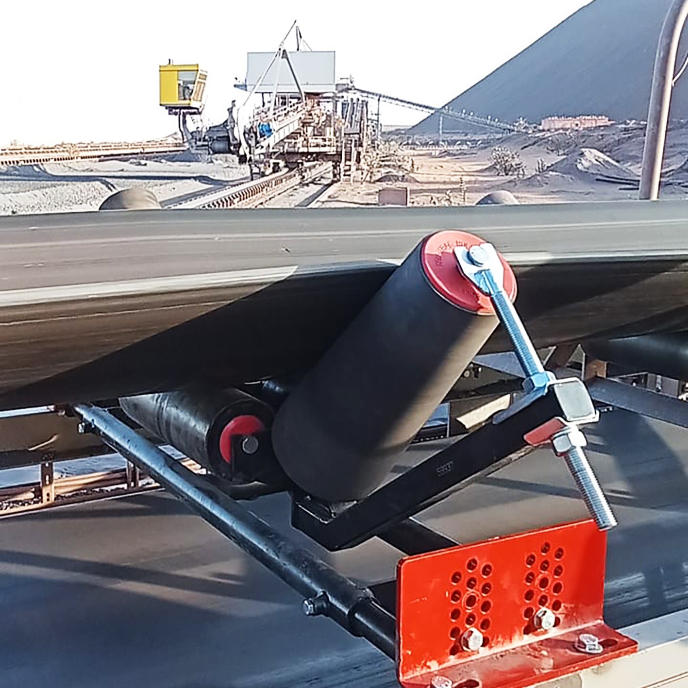 Tru-Trac’s innovative solutions correct belt misalignment automatically, ensuring conveyors stay centred even under challenging conditions.