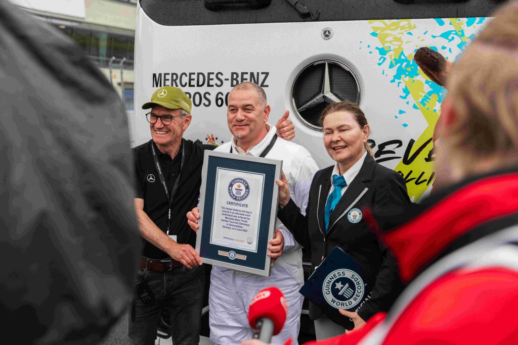 From left: Werner Kempfle, development engineer and co-project manager of the eActros 600; Marco Hellgrewe, driver and record holder; and Seyda Subasi-Gemici, adjudicator, Guinness World Records Limited.