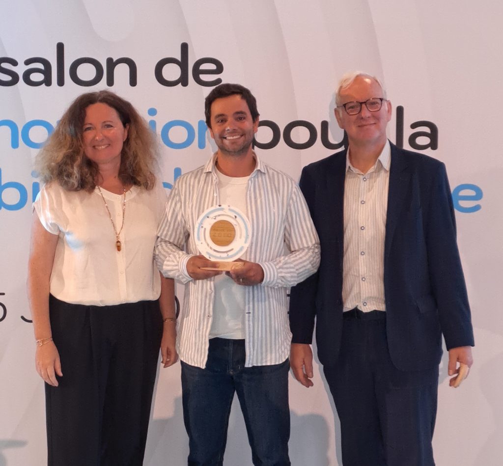 Gabriel Raffour, Services Innovation Manager Manitou Group, with the show organiser and a member of the jury.