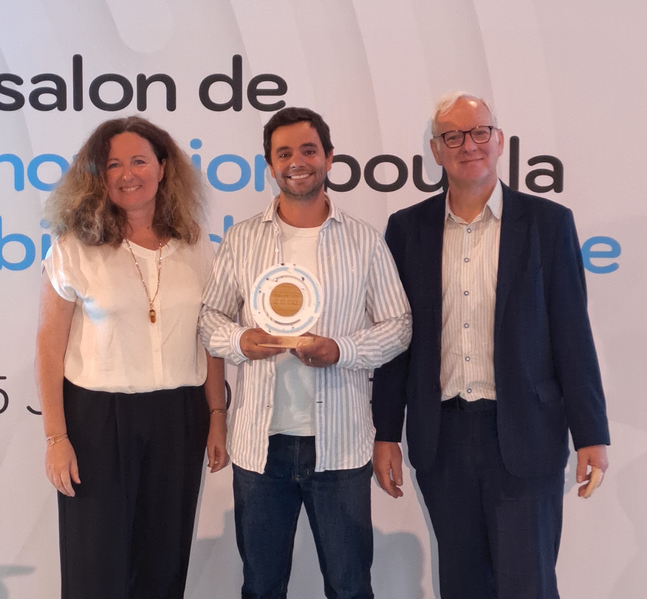 Gabriel Raffour, Services Innovation Manager Manitou Group, with the show organiser and a member of the jury.