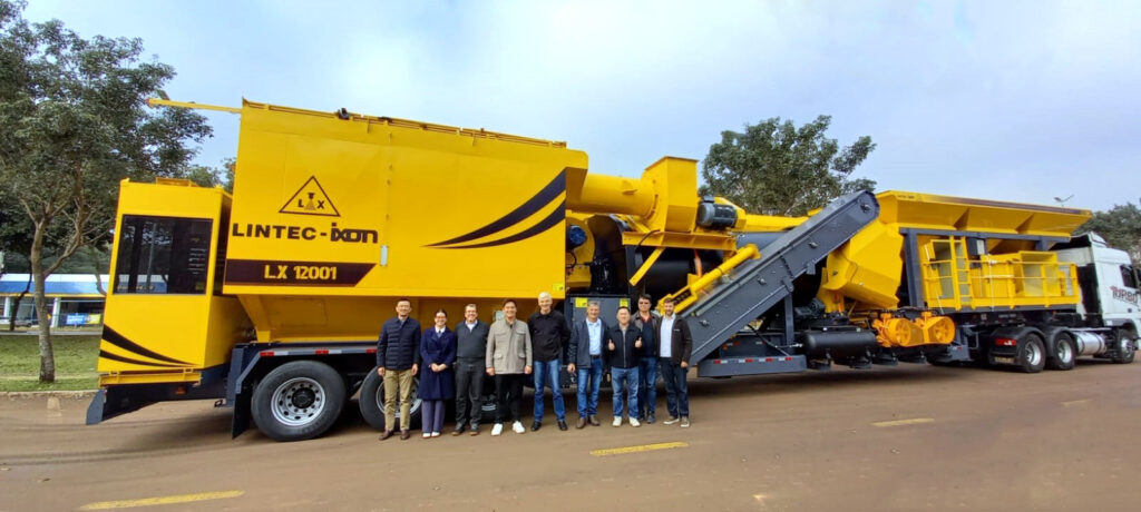 Lintec & Linnhoff and Lintec & Linnhoff Brasil Executives seeing off a Lintec CDP at the factory in Santa Rosa.