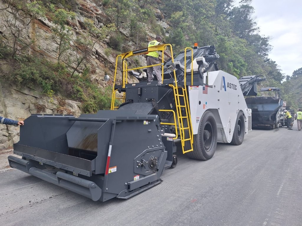 The Shuttle Buggy is a Material Transfer Vehicle (MTV), which was a novel concept when Astec Roadtec introduced its first Shuttle Buggy in 1989.