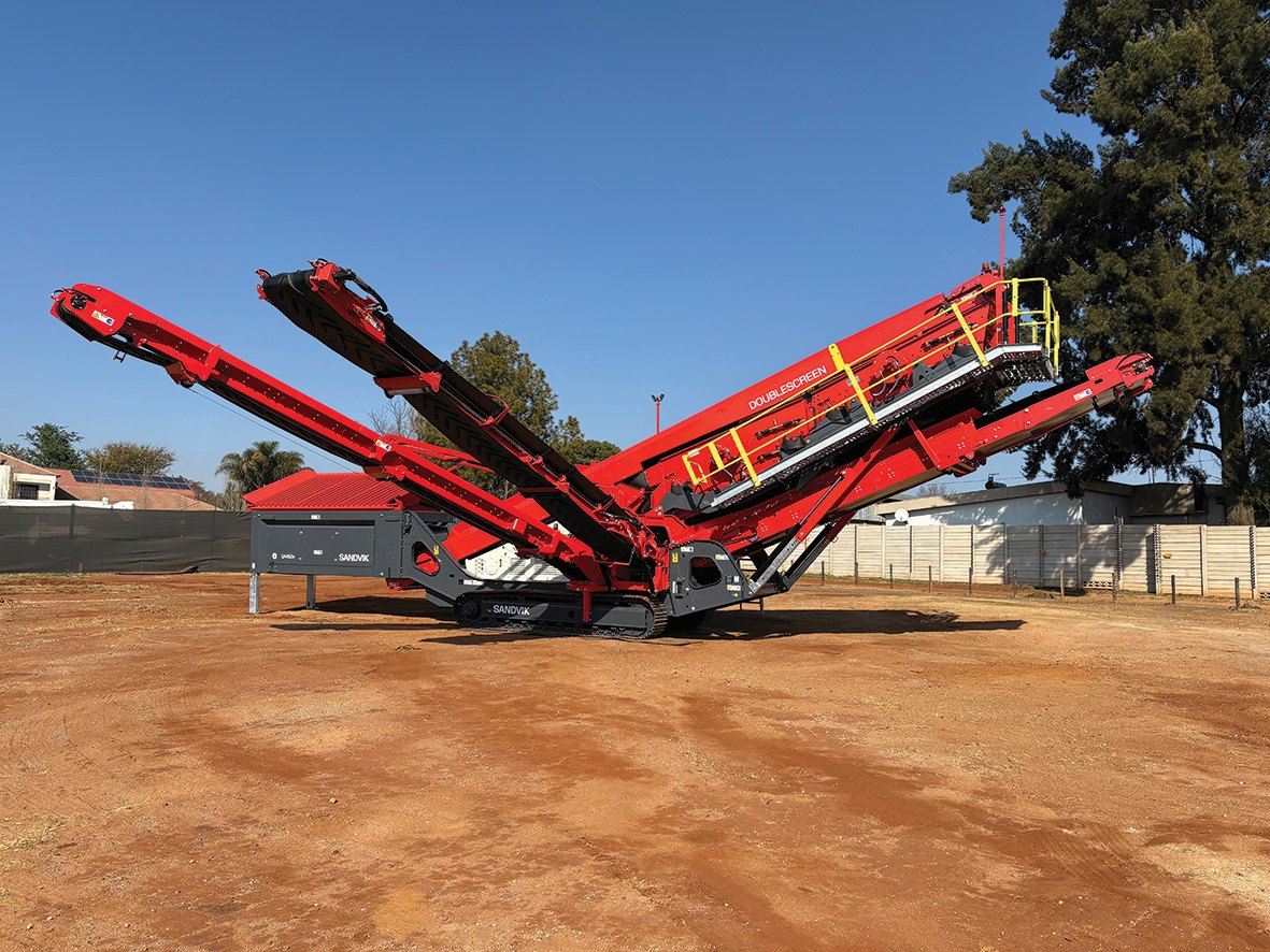 The first Sandvik QA452e hybrid tracked triple-deck screen to arrive in South Africa was sold within a week – proof of the growing demand for sustainable crushing and screening solutions in southern Africa.