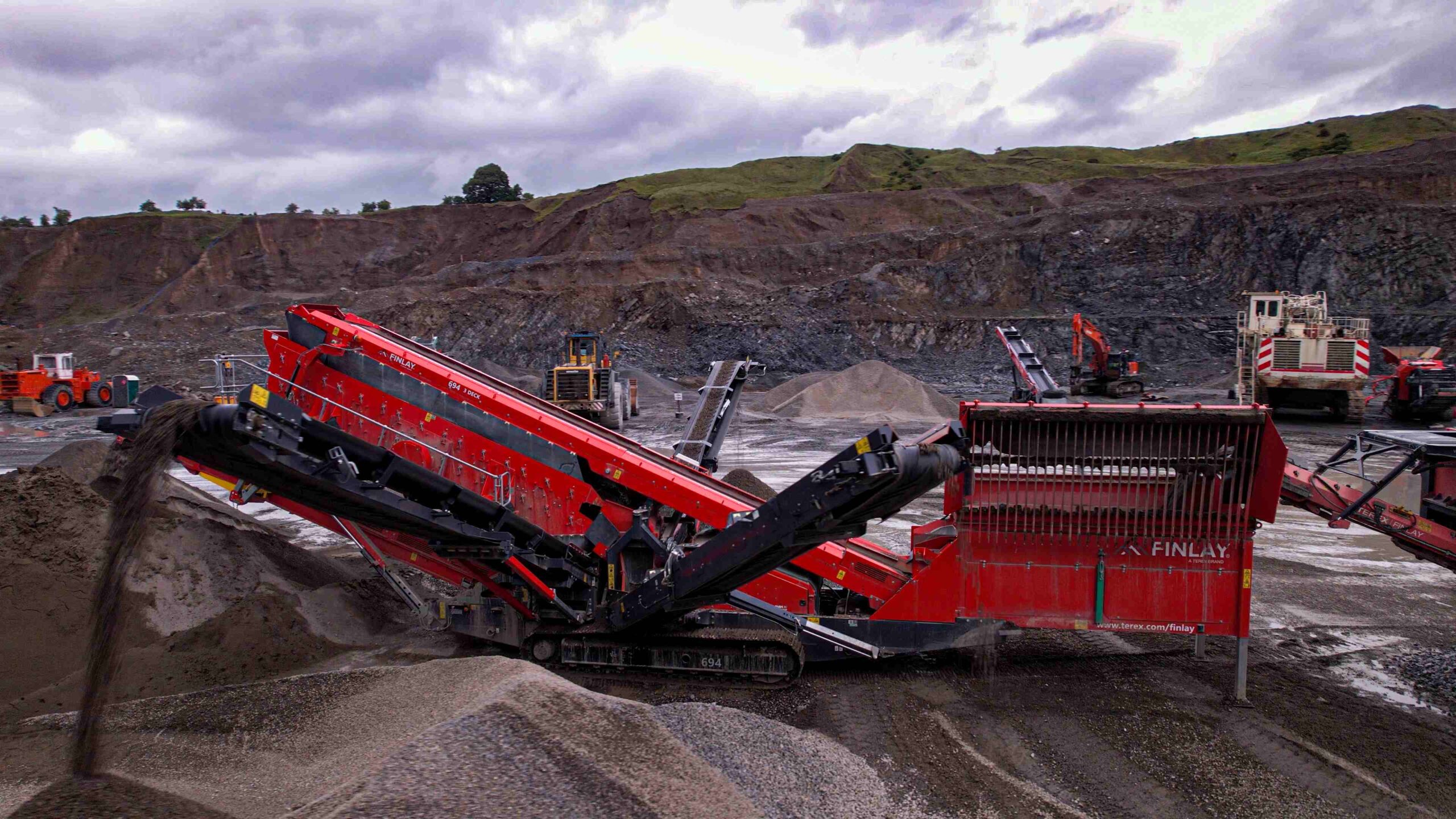 The 694 offers an optional integrated high-volume rinser screen box, significantly increasing its versatility for wet applications.