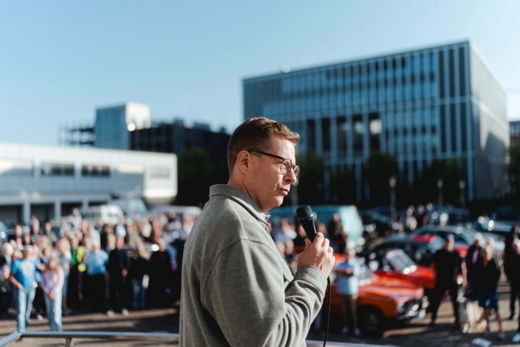 Managing director Florian Festge welcomed all employees who participated in the classic car rally on Saturday morning.