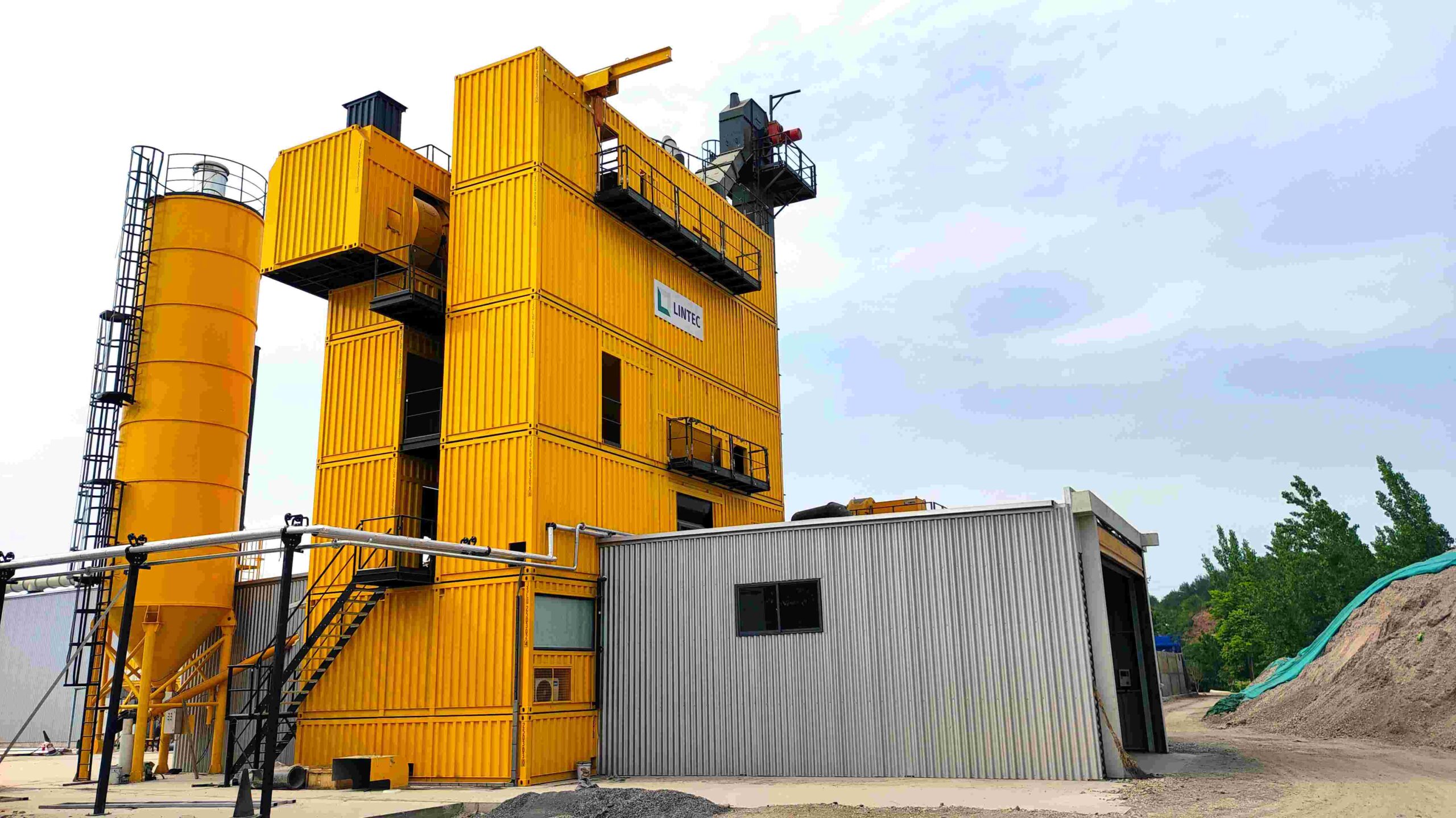 With a 240 tph capacity, the plant has already produced nearly 10 000 tonnes of premium asphalt mix.