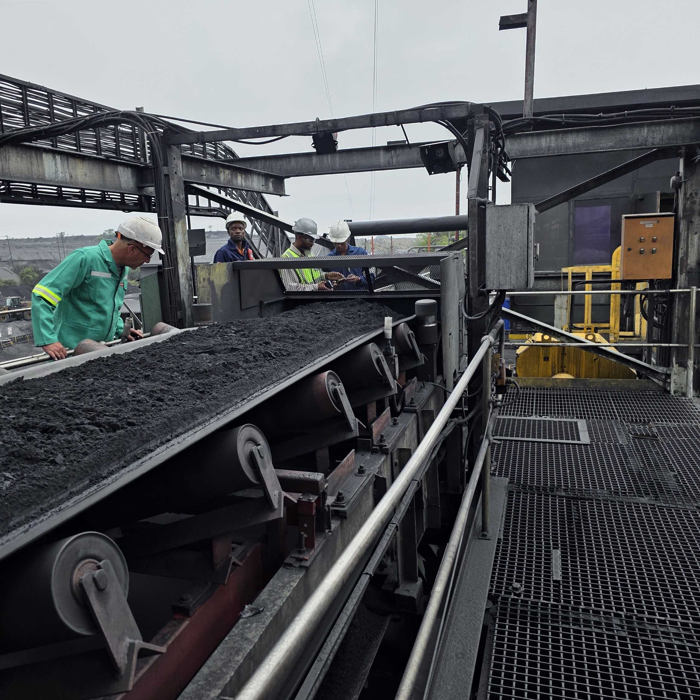 A Weba Chute Systems field advisor inspects a conveyor transfer point in operation, underpinning the company’s ongoing commitment to ensuring optimal material flow and performance across all installations.