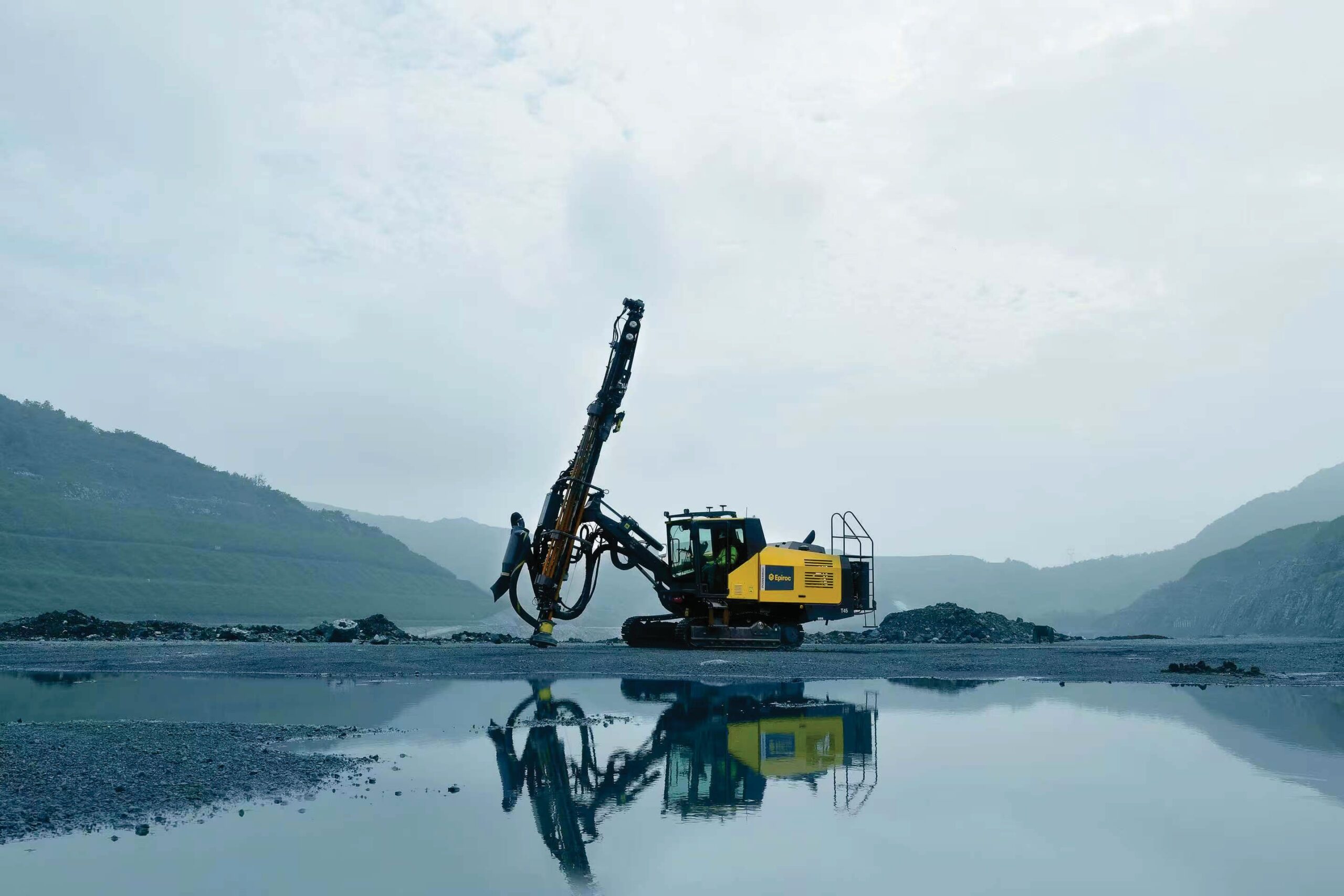 The new generation PowerROC T45 is equipped with an Epiroc developed control system, which helps decrease fuel consumption.