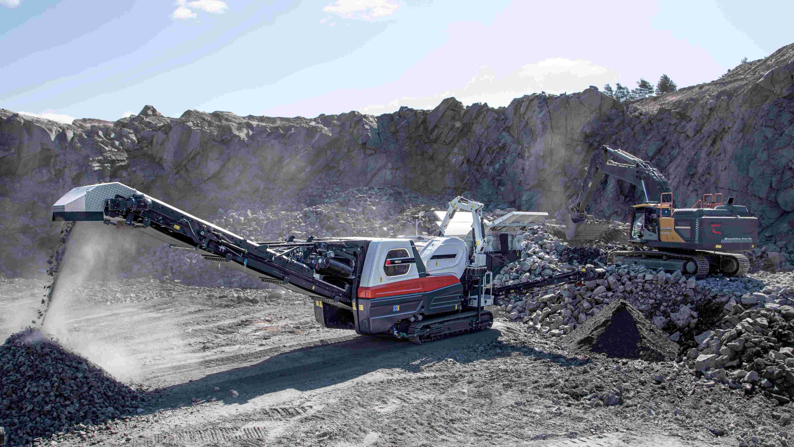 Available in southern Africa through Pilot Crushtec, the Metso Lokotrack LT400J combines high production capacity with improved energy efficiency.