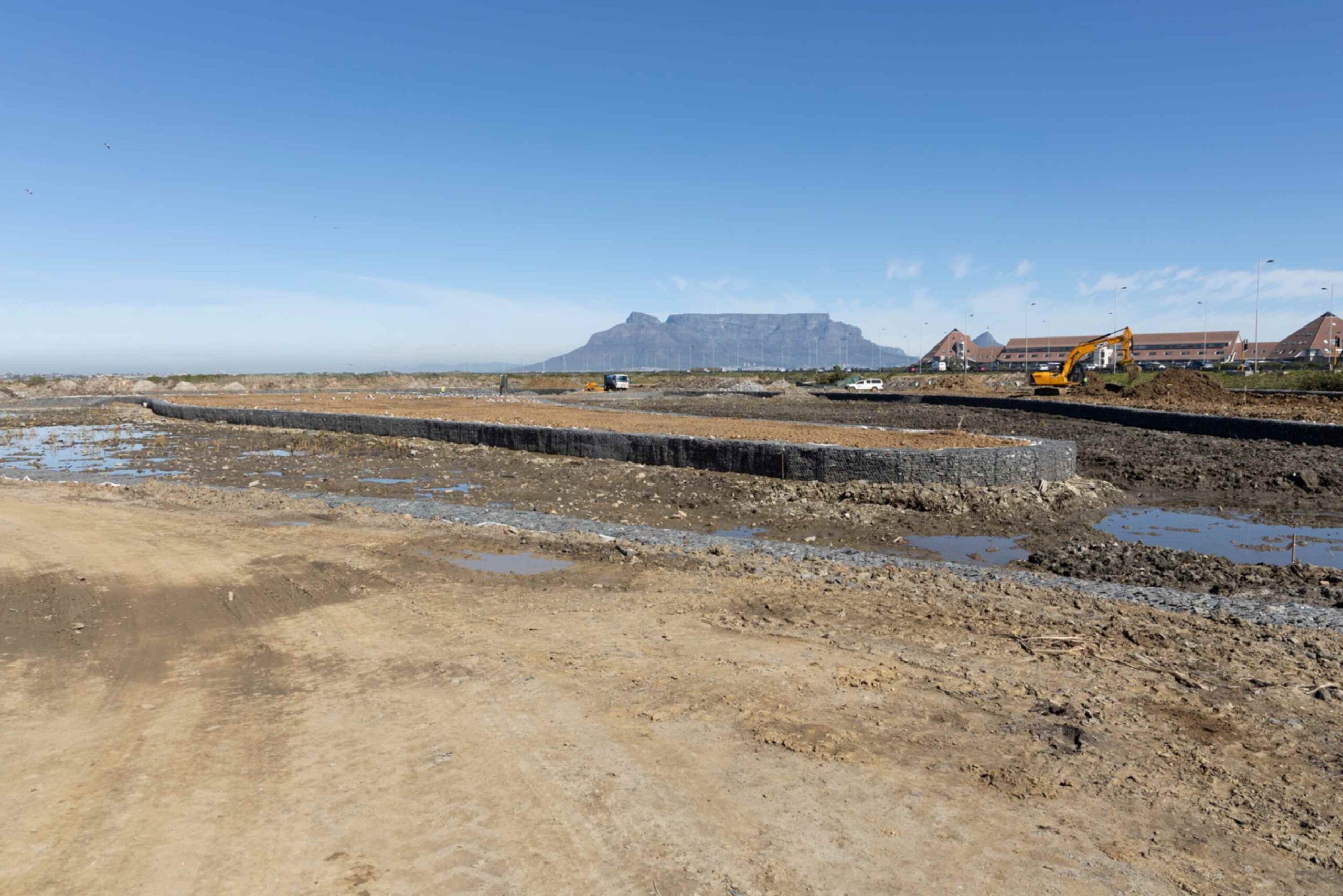 Earthworks have prepared the way for 12 000 m³ of dump rock for stabilisation.
