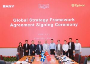 At the signing ceremony. Epiroc’s José Manuel Sánchez in the middle, next to SANY’s Lihua Tang.