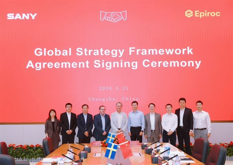 At the signing ceremony. Epiroc’s José Manuel Sánchez in the middle, next to SANY’s Lihua Tang.