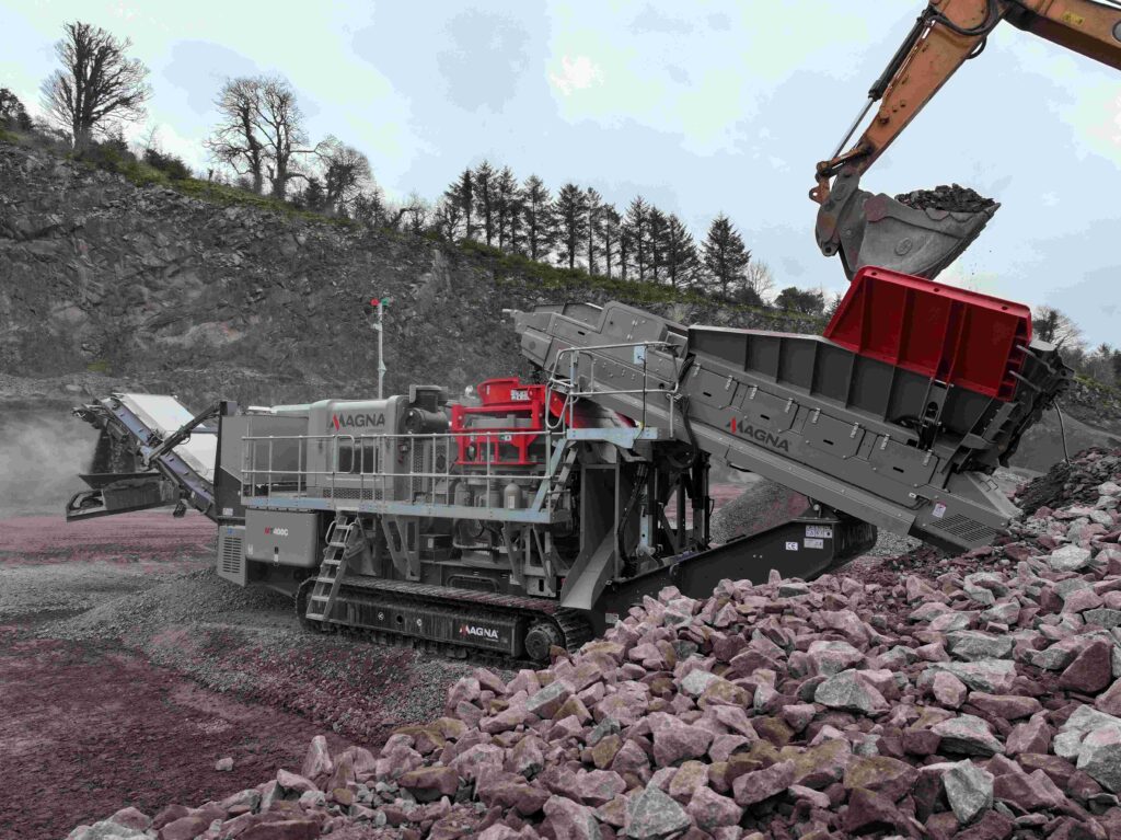 The MT400C is also equipped with full hydraulic closed side setting adjustment with electronic monitoring, a fuel‑efficient direct drive system through a wet clutch, and a hydraulic tramp relief system with automatic reset.