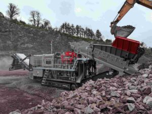 The MT400C is also equipped with full hydraulic closed side setting adjustment with electronic monitoring, a fuel‑efficient direct drive system through a wet clutch, and a hydraulic tramp relief system with automatic reset.
