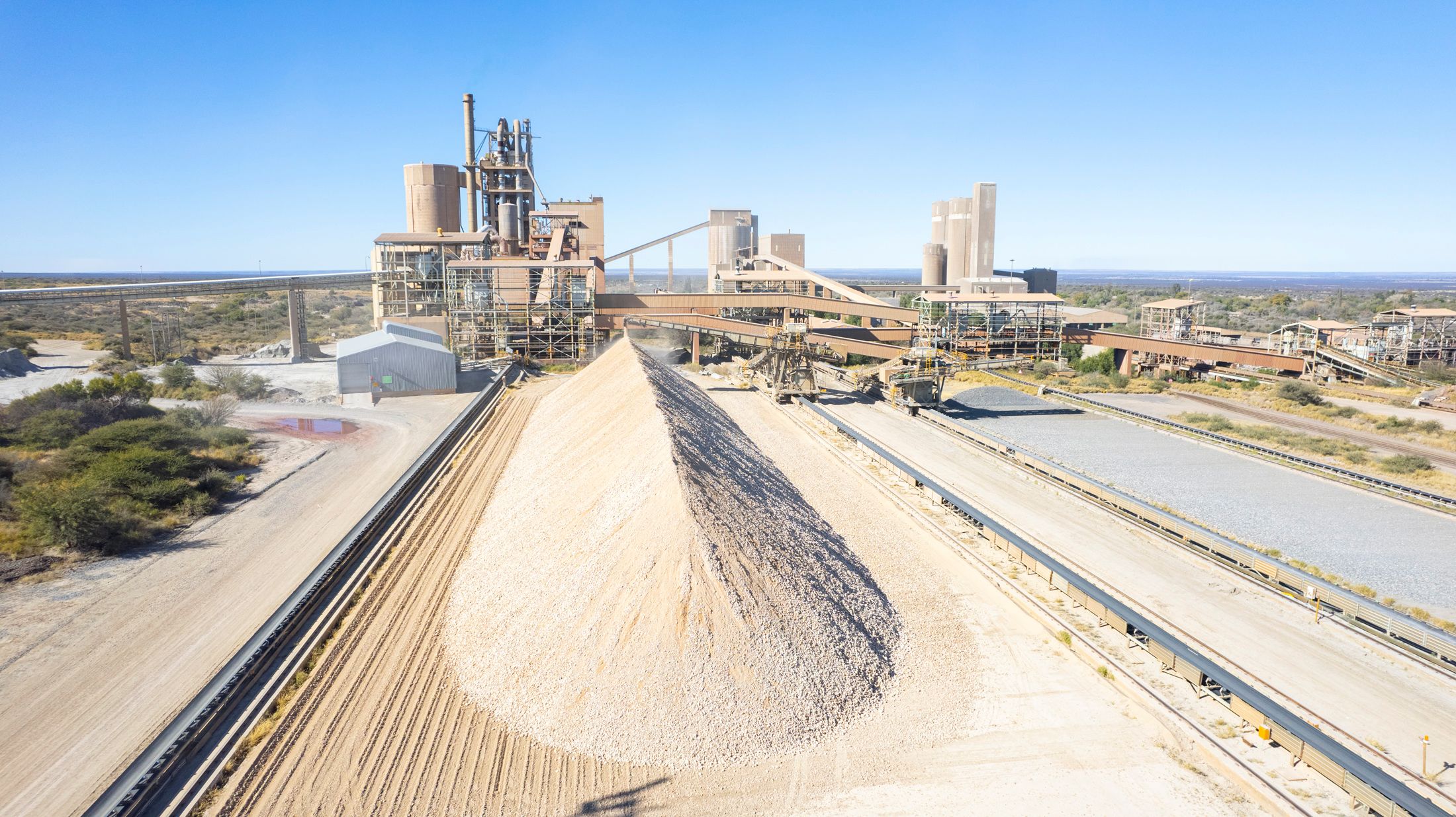 AfriSam’s Ulco facility reflects the company’s commitment to delivering consistently high-quality aggregates through advanced processing methods and rigorous quality control systems.