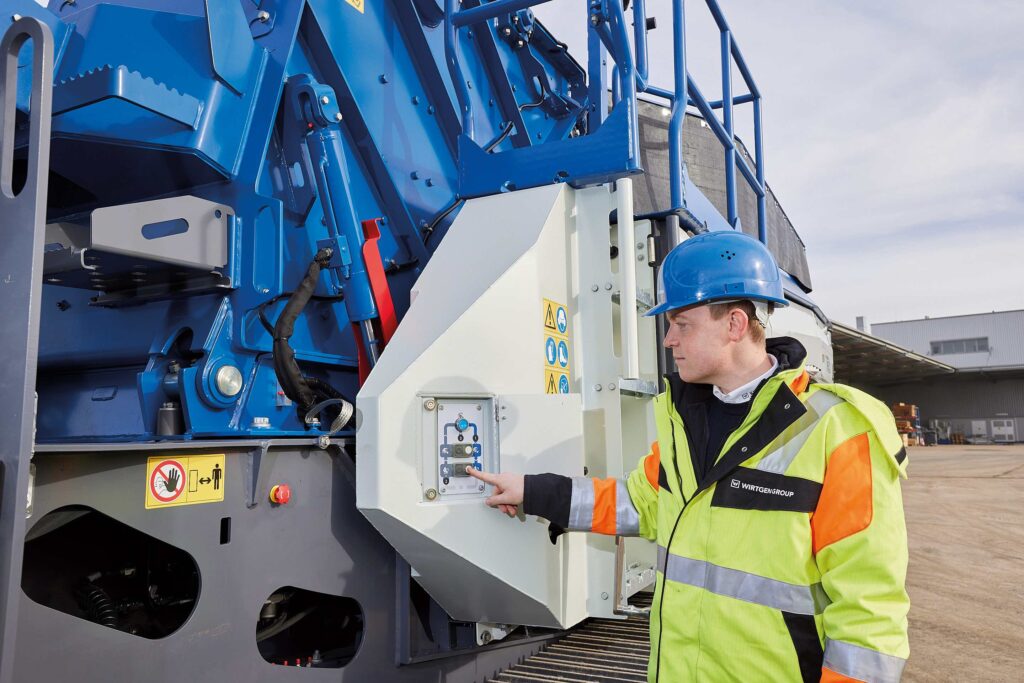 The Lock & Turn Quick Access system installed as standard in the MOBIREX MR 100 NEO makes it possible to open and close the crusher unit housing at the push of a button.