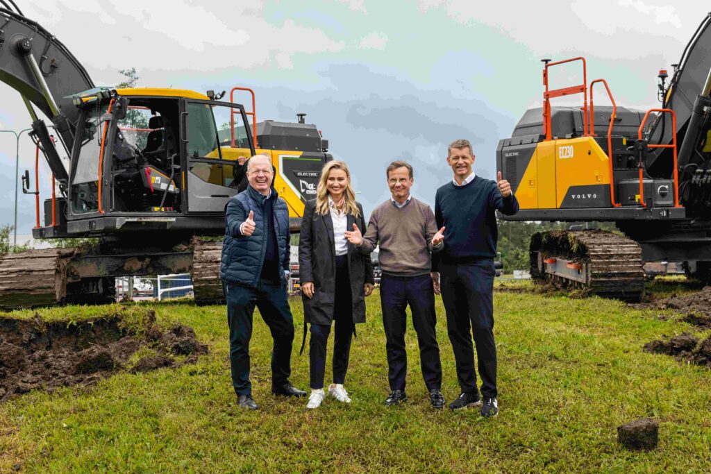 From left: Martin Lundstedt, Volvo Group, Minister Ebba Busch, Prime Minister Ulf Kristersson and Melker Jernberg, Volvo CE.