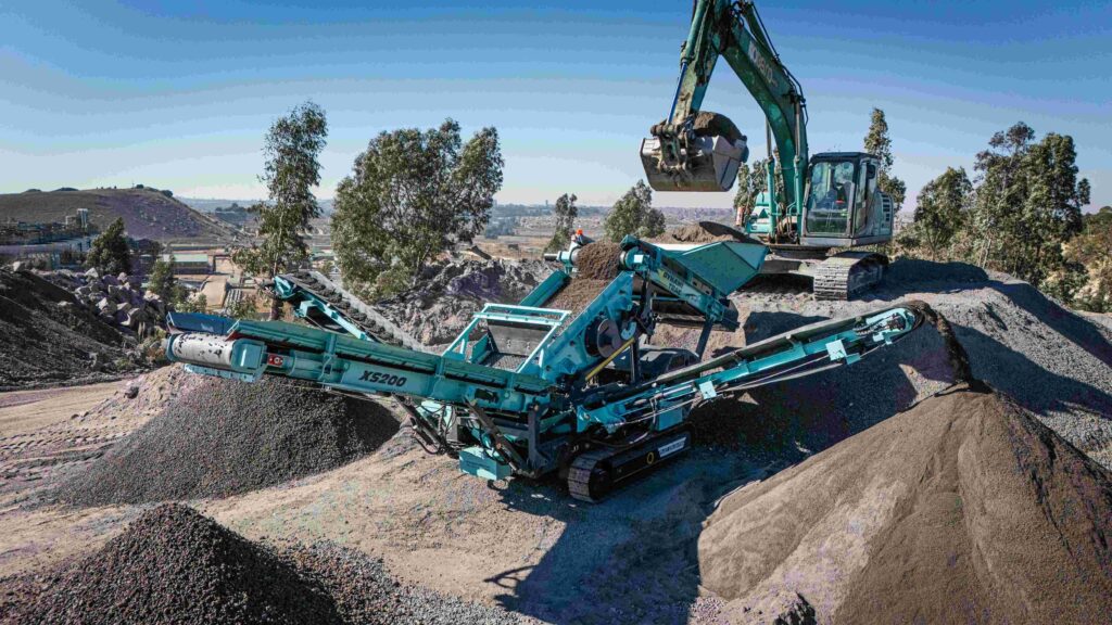 Purpose-built for smaller sites and growing businesses, the DynamiTrac XS200 provides dependable screening capability with the mobility and versatility modern operations demand.