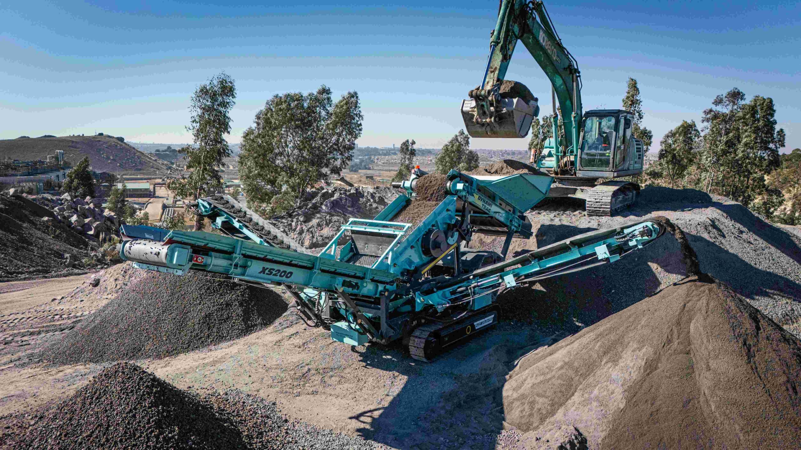 Purpose-built for smaller sites and growing businesses, the DynamiTrac XS200 provides dependable screening capability with the mobility and versatility modern operations demand.